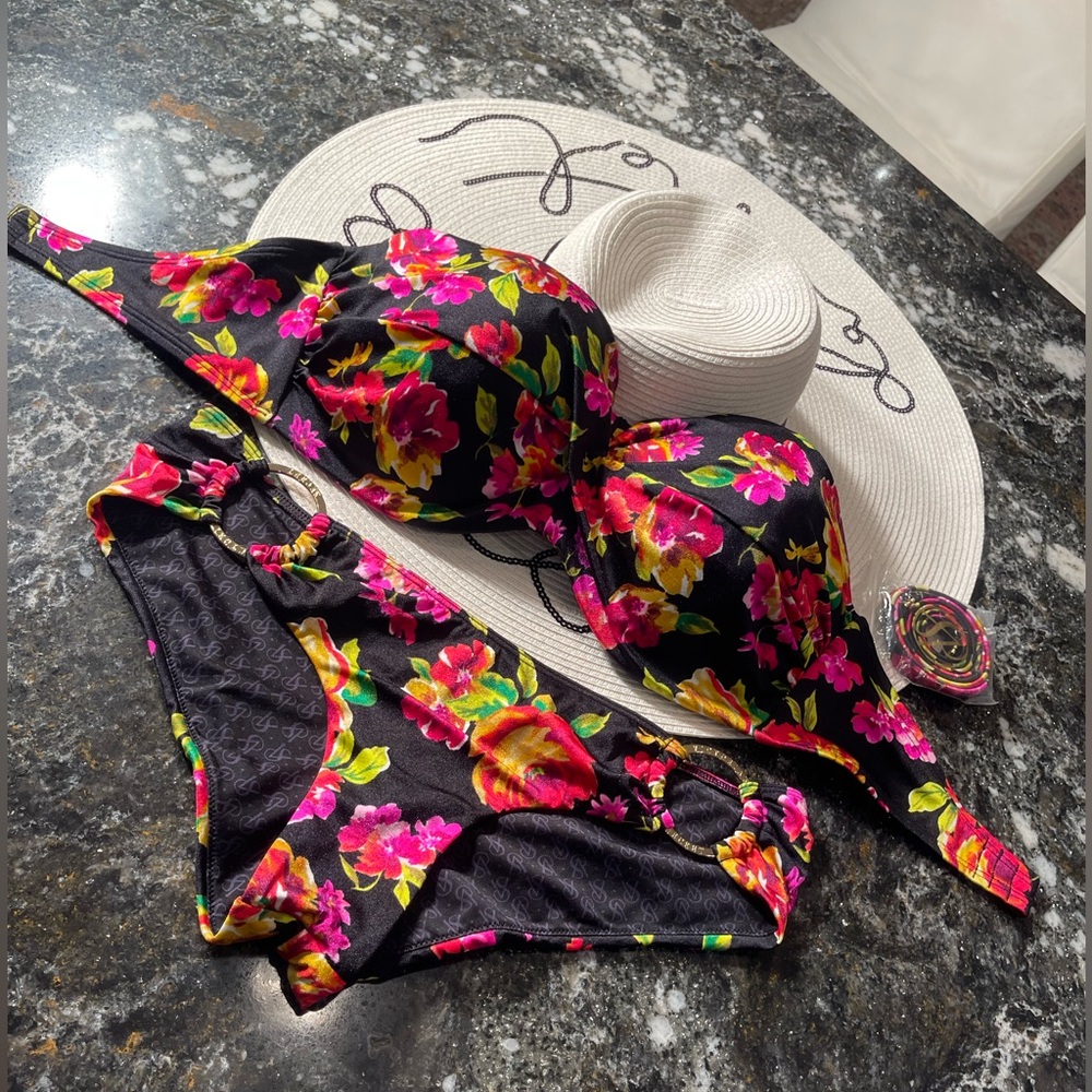 Victoria’s secret’s bikini 34DD NWOT, straps attached, and M hoop bottoms